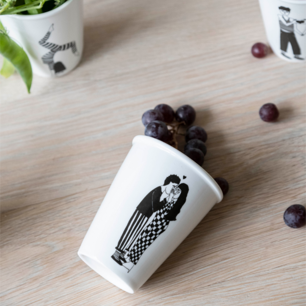 Cup secret kissers