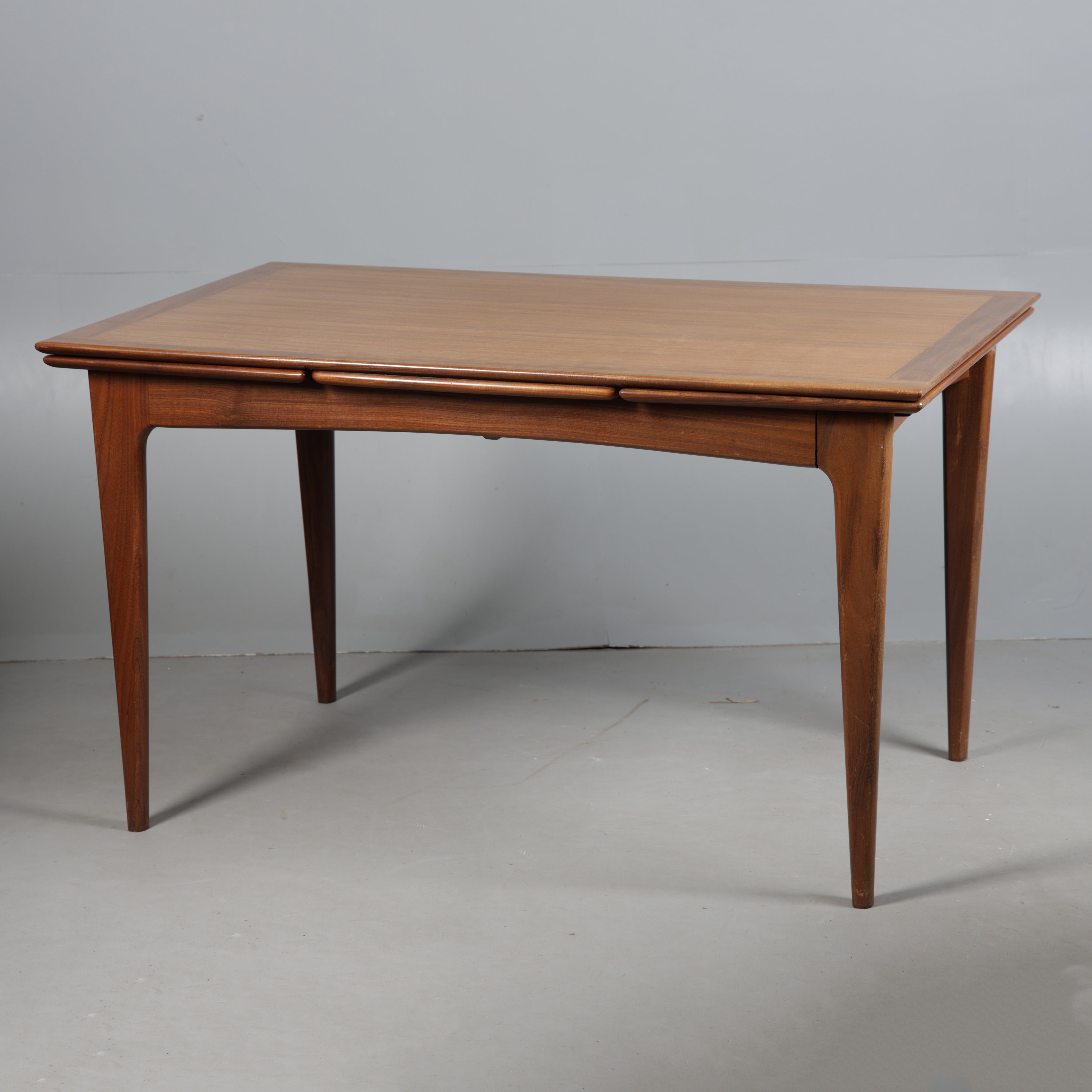 A 20TH CENTURY DRAW-LEAF DINING TABLE